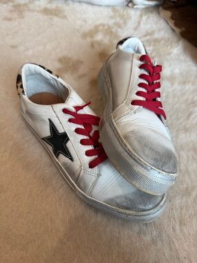 dingo White Sneakers with Black Star and Red Laces